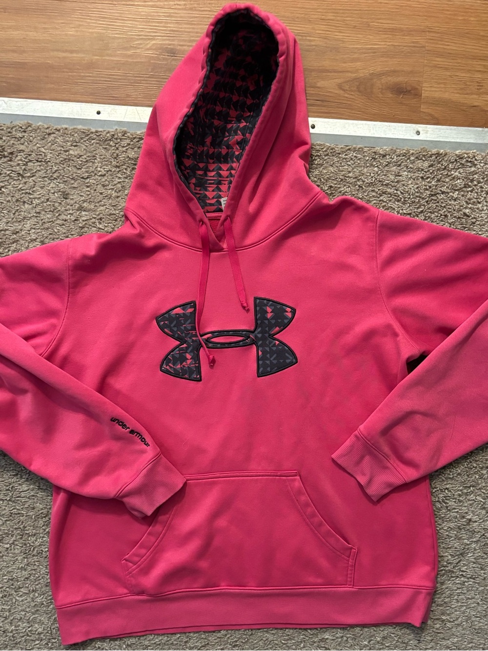 Under Armour WomenXL Pink Hooded Sweatshirt Geometric Pattern Logo/Hood Like New